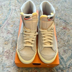 Nike Blazer mid 77 light Bone/ sail alabaster